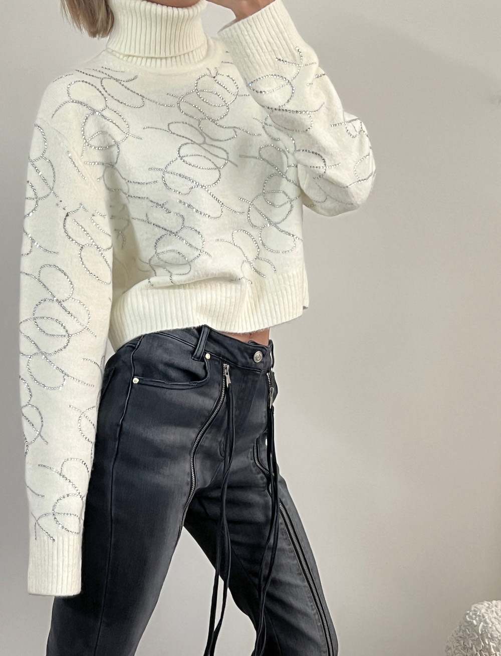 Hermoso top corto con cuello alto, suéter casual tipo pullover, estilo francés de lujo ligero, top con diseño de letras de diamantes de imitación inspirado en Chanel.