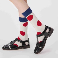 レトロな点の中筒の女性の靴下は肌の快適さを高めます。レトロなドットデザイン