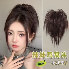 鶏の巣の頭はネットの赤いギャルのふわふわしている団子の頭をつかんで乱れています。