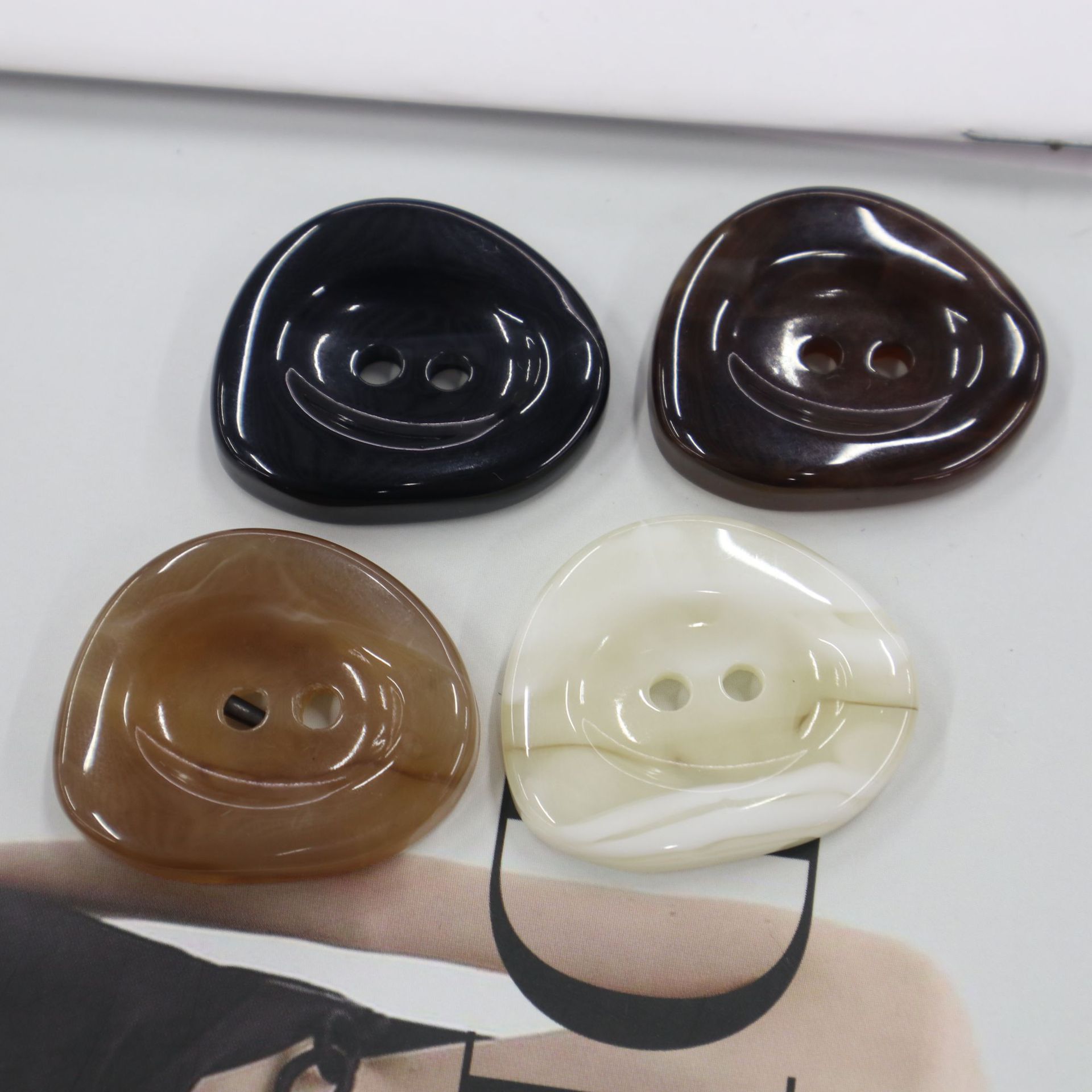 青衿橢圓仿玉石不規則兩眼米色貂皮大衣風衣樹脂紐扣毛衣外套扣子