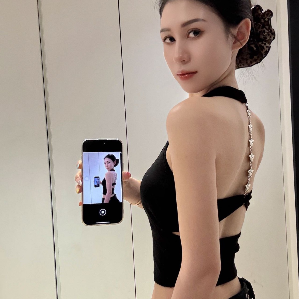 Koreanisches Neckholder-Top mit Kettenmuster, sexy rückenfreies Tanktop mit BH-Polsterung, trägerloses Top für Damen_voghion.com