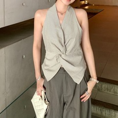 2025 夏レトロ香港スタイルファッションデザインホルターネックベストノースリーブツイストオフショルダー V ネックトップ女性のストライプ
