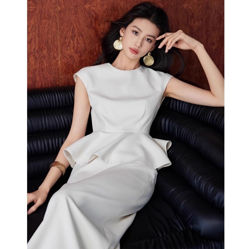 Elegant and sophisticated two-piece women's suit with a Hepburn-inspired fitted top and high-waisted skirt. The design is sophisticated and stylish, perfect for both casual and professional occasions.