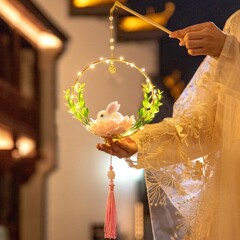 中秋節の提灯の実木のウサギの子供はdiyの材料を手に持って手作りして装飾の発光の古風の花の明かりを作ります。