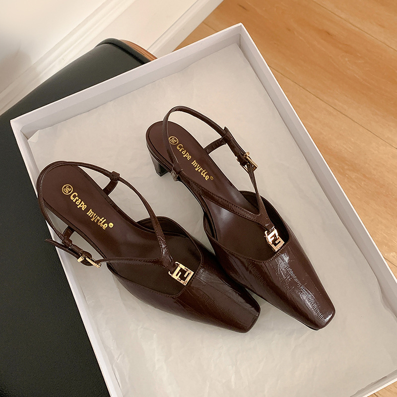 2025 verano nuevo estilo sandalias temperamento cabeza cuadrada pequeña hebilla dorada patrón de anguila tacón de gatito sandalias vacías mujeres verano