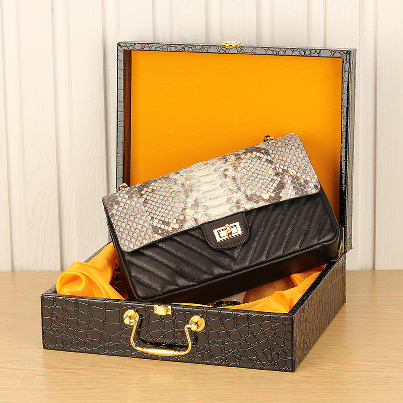 Elegant fashionable classic one-shoulder bag