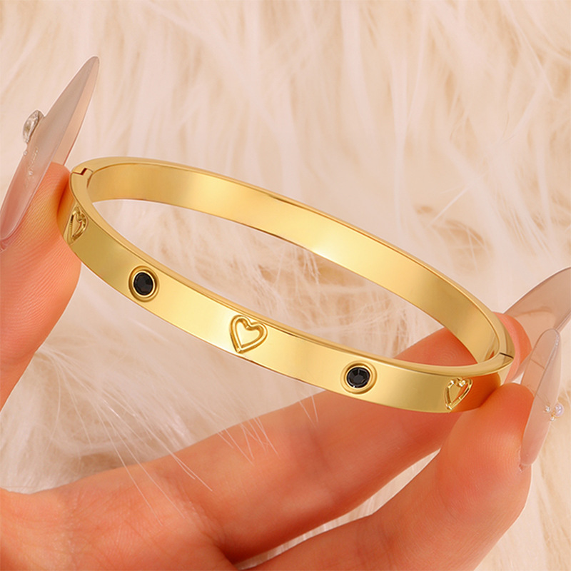 Pulsera clásica con forma de corazón y diamantes incrustados, resistente a la decoloración, para niñas, de alta gama, lujo ligero, a la moda, pulsera de acero de titanio, joyería superventas transfronteriza. image 12