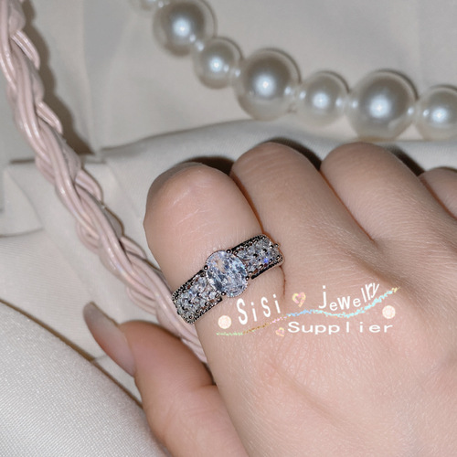 Sisi Italian palace hollow pattern colored sapphire blue corundum ring Haute lace emerald spindle ring