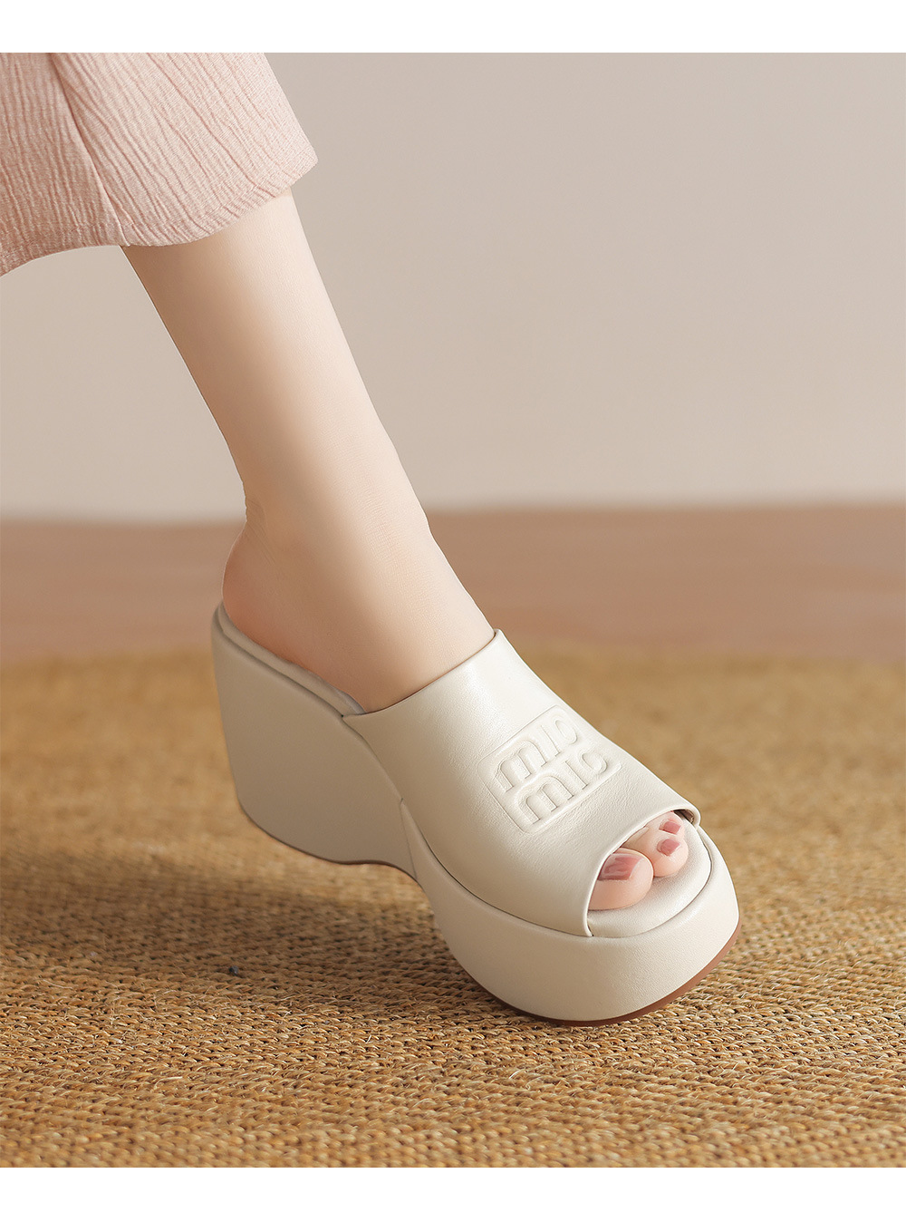 Dép sandal nữ xỏ ngón đế dày in chữ mùa hè da thật — màu be chi tiết 11