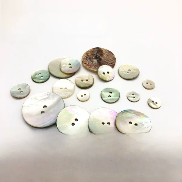In stock domestic horse shell button natural shell button Japanese horse shell button sweater two-eye real shell button