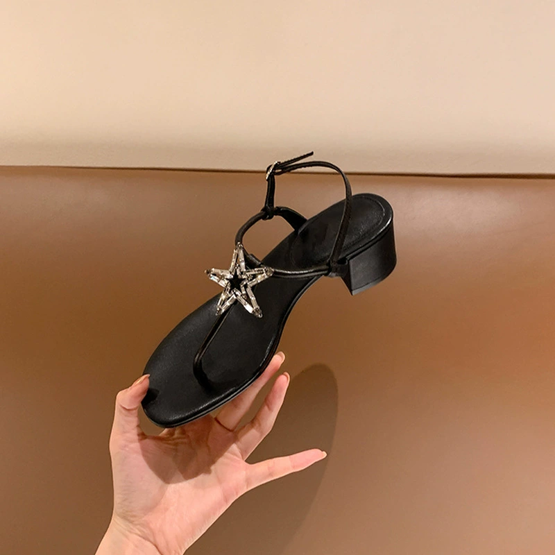 Лето 2023 Новое поступление Звездная пряжка с водяным бриллиантом и зажимом для носка Модные сандалии на массивном каблуке для женщин