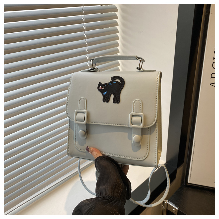 This is a new retro commuting backpack for the autumn of 2024, featuring a casual color contrast and a niche design. It is a small square single-shoulder hand-carry bag undefined