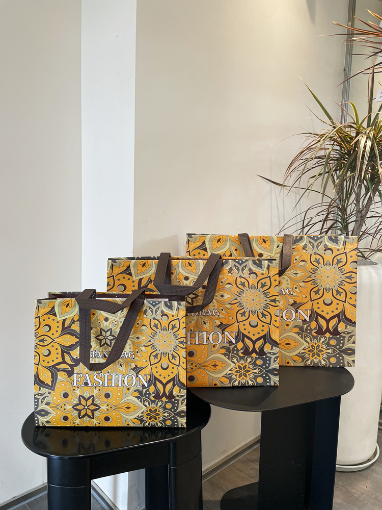 Tienda de ropa no tejida bolsa de mano bolsa de regalo empaque de ropa de compras personalizada ropa de mujer al por mayor