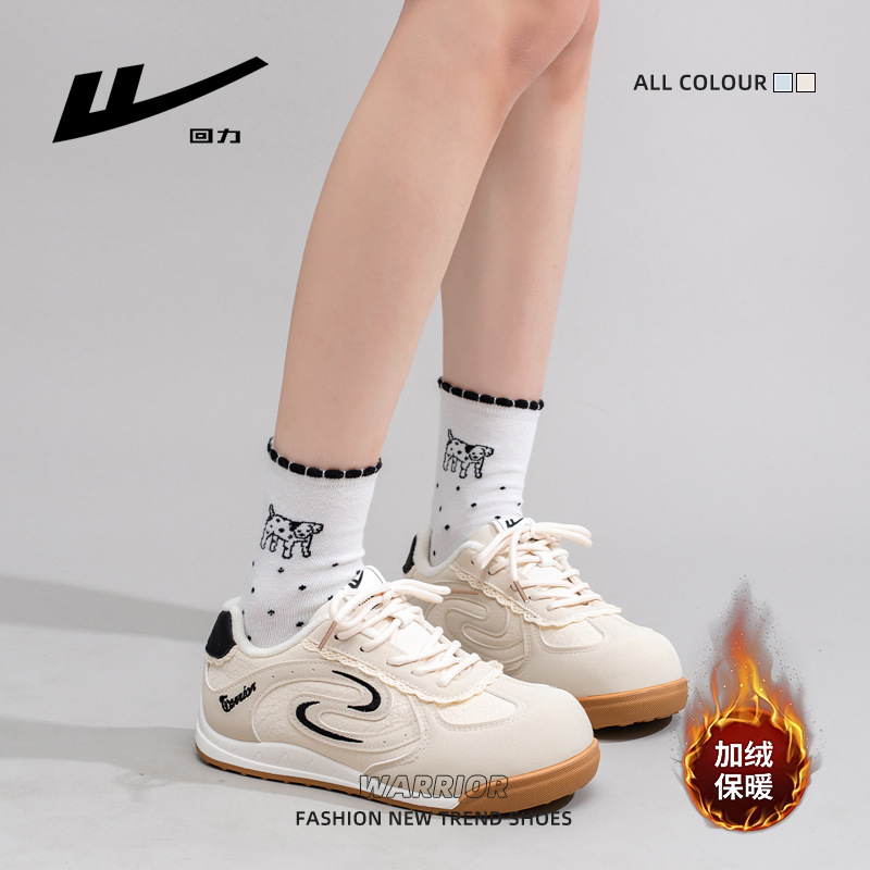 Zapatos de entrenamiento de invierno de terciopelo, nuevos zapatos de moda cómodos y calentadores gruesos, moda retro versátil zapatos de mujer