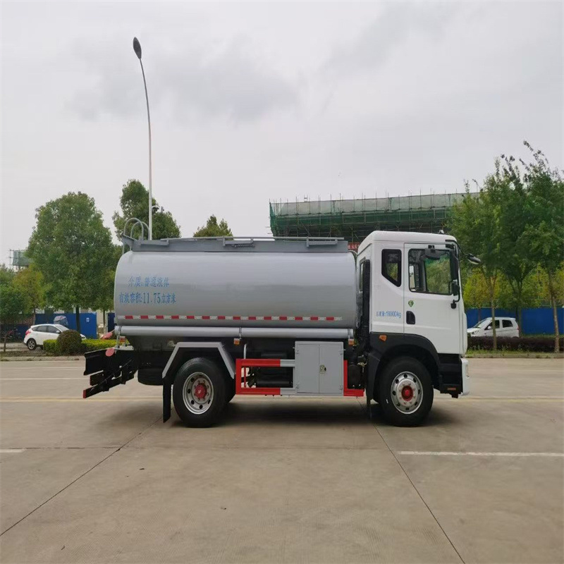 东风飞机加油运输车  12T减水剂运输车厂家价格 多利卡液体运输更