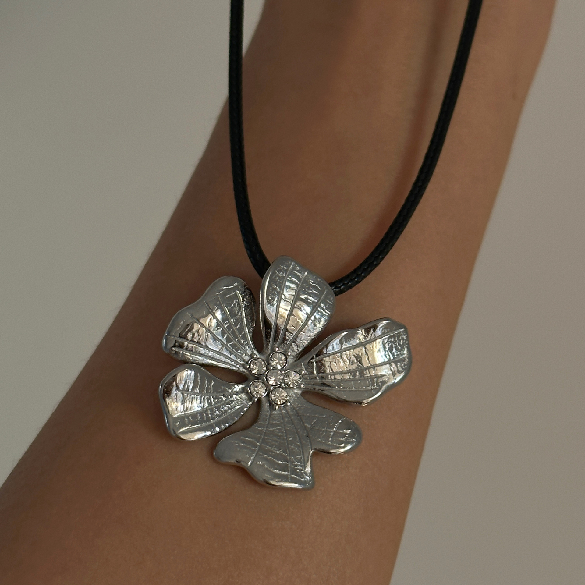18K Gold Plated Plating Material Wholesale Jewelry Retro Flower Leather Rope Titanium Steel Zircon 18K Gold Plated Plating Inlay Pendant Necklace