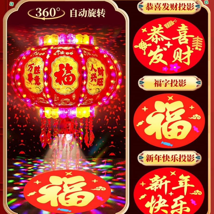 Nuevas linternas giratorias en la puerta de un par de linternas de caballo coloridas rojas para el Año Nuevo