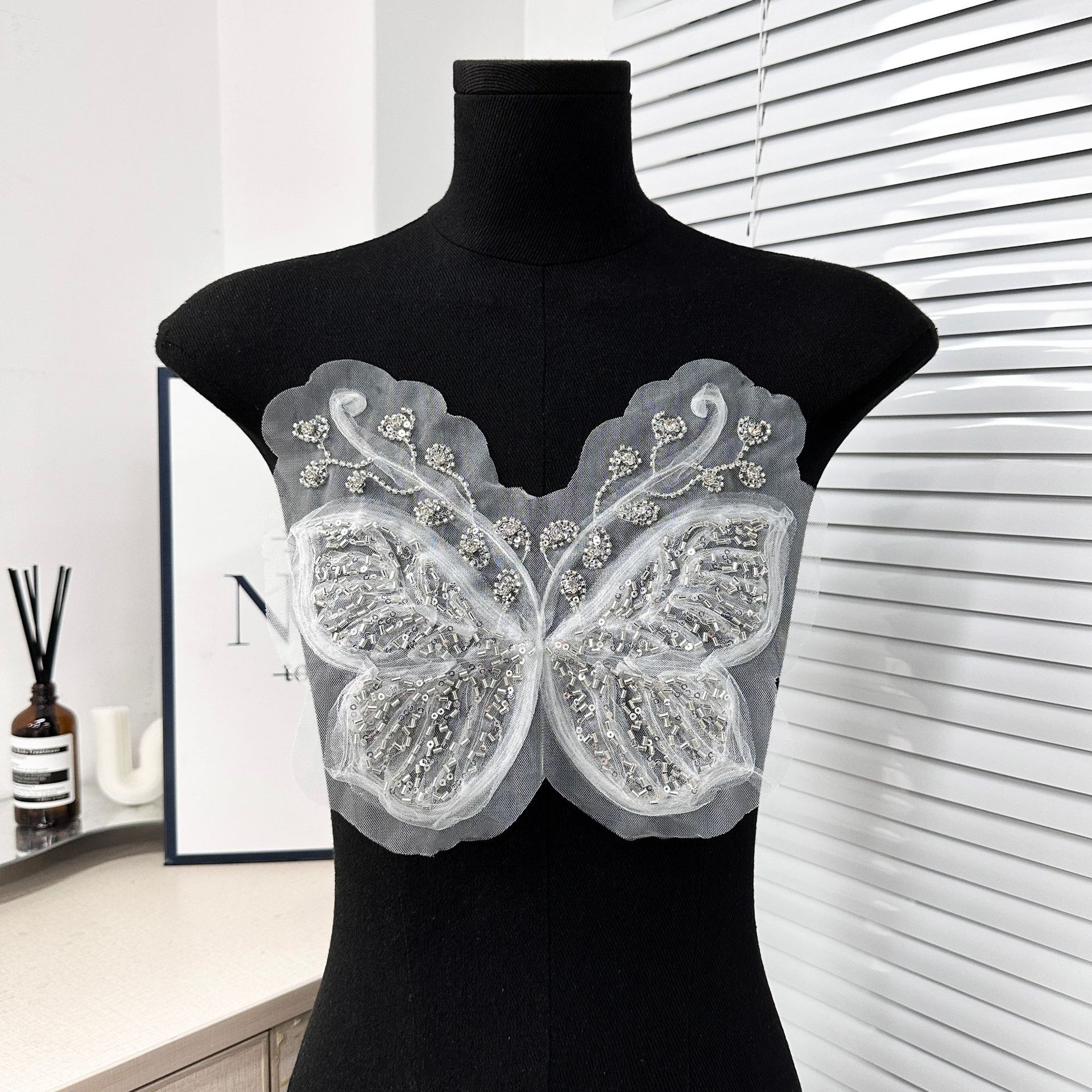 Pegatinas bordadas de malla de mariposa tridimensional con lentejuelas vestido decorativo de diamantes de imitación vestido de novia pijamas accesorios de vestido pegatinas de tela en stock image 7
