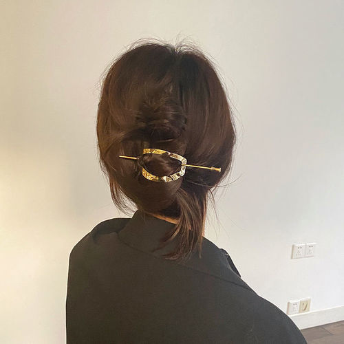 Korean-style geometric metal hairpin with a minimalist, modern, and cool vibe, suitable for updo hairstyles, Japanese temperament, daily use, curved hairpin for women and children.