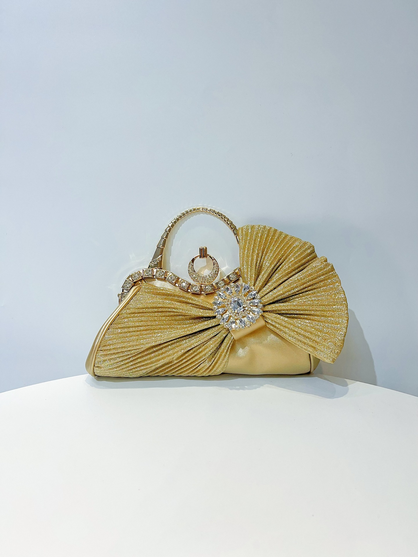 505g Weight Polyester Lining Material Ruched Bag Fashion Element Open Closure Type Single Shoulder Strap Strap Type Handbag Bags Type Casual, Party, Street Occasion Pu Leather Material Bow Knot Pattern All Seasons Season Women's Gender Elegant, Streetwear Style Pillow Shape Shape Small Size Pink Black Gold Pu Leather Bow Knot Ruched Bag Pillow Shape Evening Bags 18