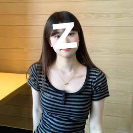 bm美式三粒扣条纹正肩短袖t恤女夏季辣妹修身u领短款休闲百搭上衣