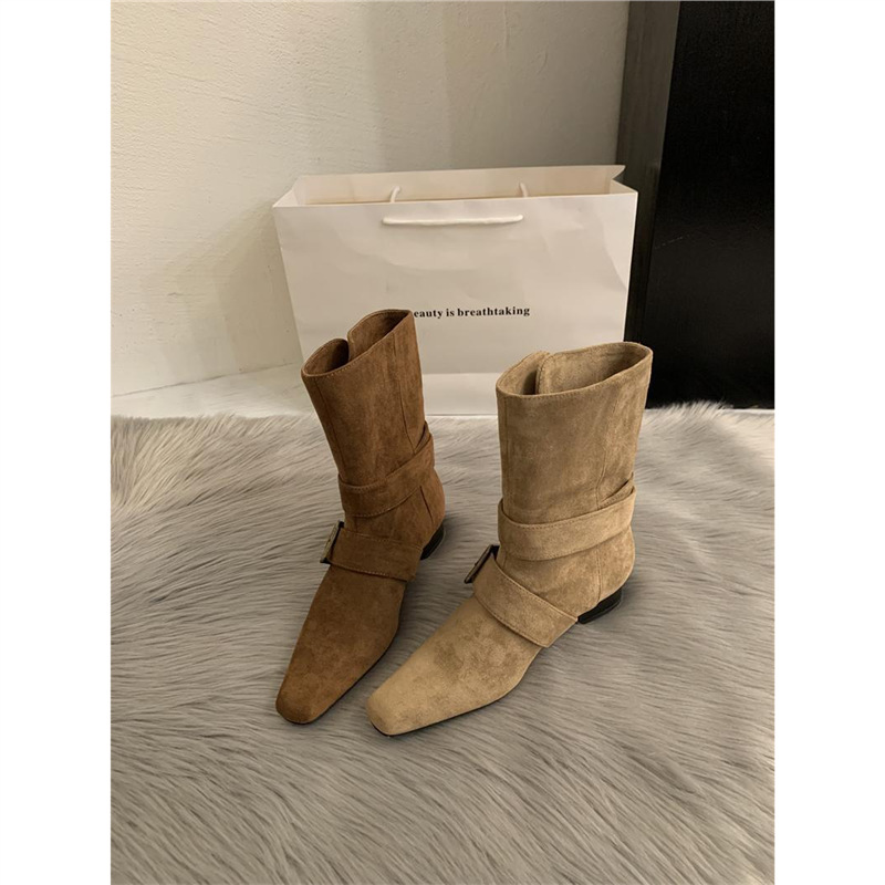 2026年韓国版新作ニッチデザインレトロフレンチショートブーツ、スクエアトゥウエスタンブーツ、スエードミッドカーフブーツ、レディースブーツ