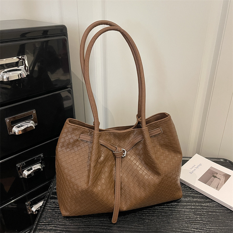 Versátil, simple, elegante, textura superior, primavera y verano, 2026 nueva bolsa de hombro para mujeres de viajes casuales de color sólido, plegado