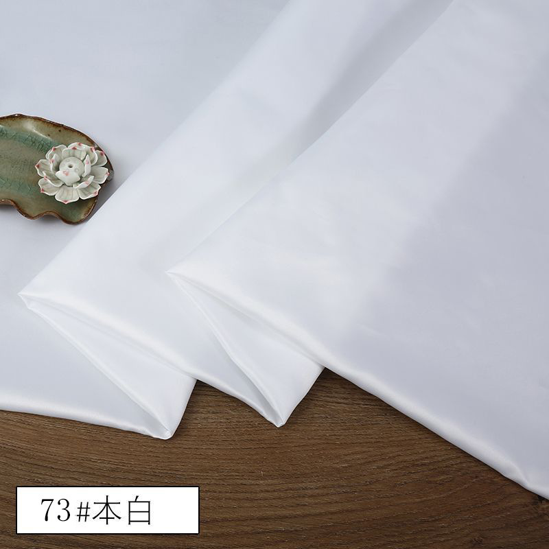 現物は高級なサテン生地のチャイナドレスを提供しています。|undefined