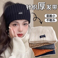 秋冬ニットヘアバンドの女性のアルファベットの広い縁の毛糸の帽子のカチューシャは馬尾の髪を束ねて飾ります。