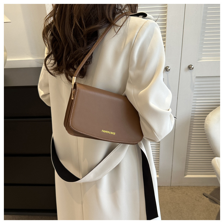Texture simple et à la mode petit sac carré 2024 nouveau sac à bandoulière polyvalent de banlieue version coréenne sac à aisselles design de niche à la mode_voghion.com