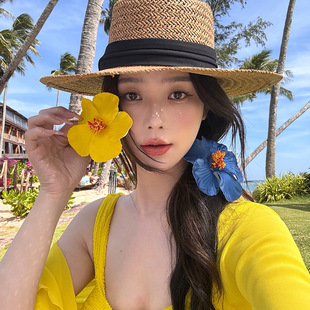 ���u���˲�ɫ��ɣ���l�AŮ�Շ��г�Ƭ���R��߅�A�ȼ��L����A�l�