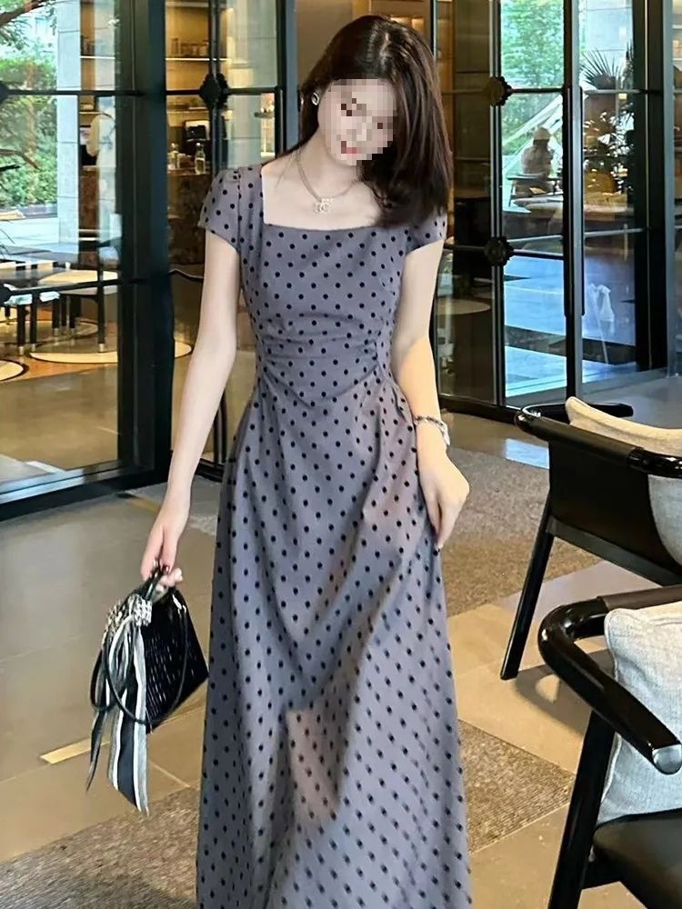 Váy maxi nữ cổ vuông họa tiết chấm bi tay ngắn xếp nếp thắt eo — Màu xám (váy dài), Màu xám (váy ngắn) chi tiết 4
