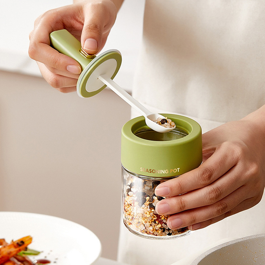 Wholesale one-piece spoon cover seasoning tank, kitchen multi-functional portable MSG and chicken essence dipping brush oil sealing seasoning tank