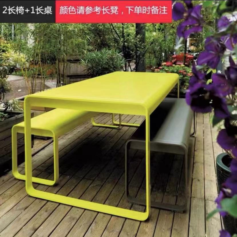 Como se muestra en la imagen, tres juegos de mesas y sillas