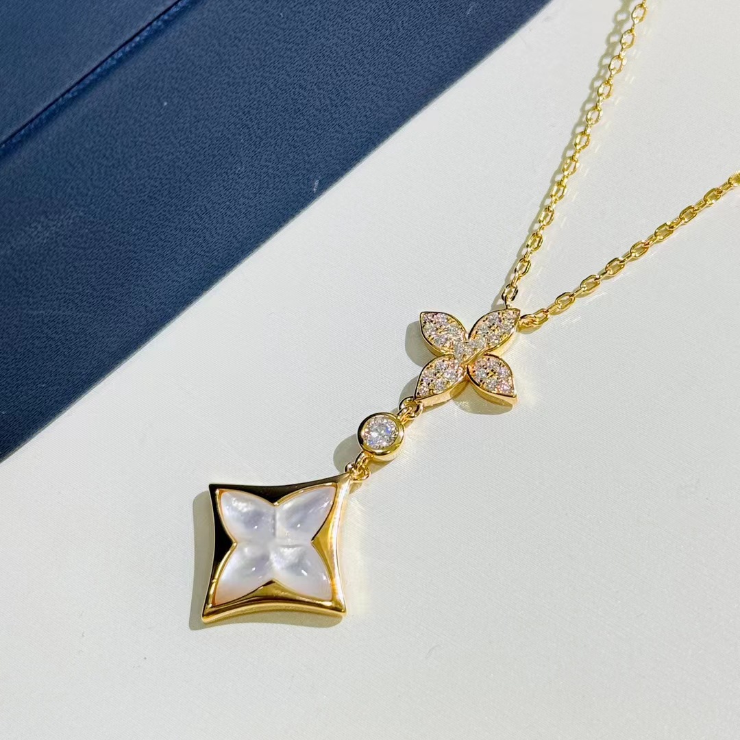 Collana da donna elegante e raffinata in madreperla bianca naturale intarsiata a forma di V, con quadrifoglio placcato oro_voghion.com