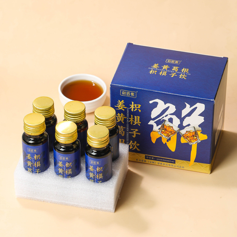 ウコンの葛の根のメコンは植物の飲み物を飲みます。|undefined