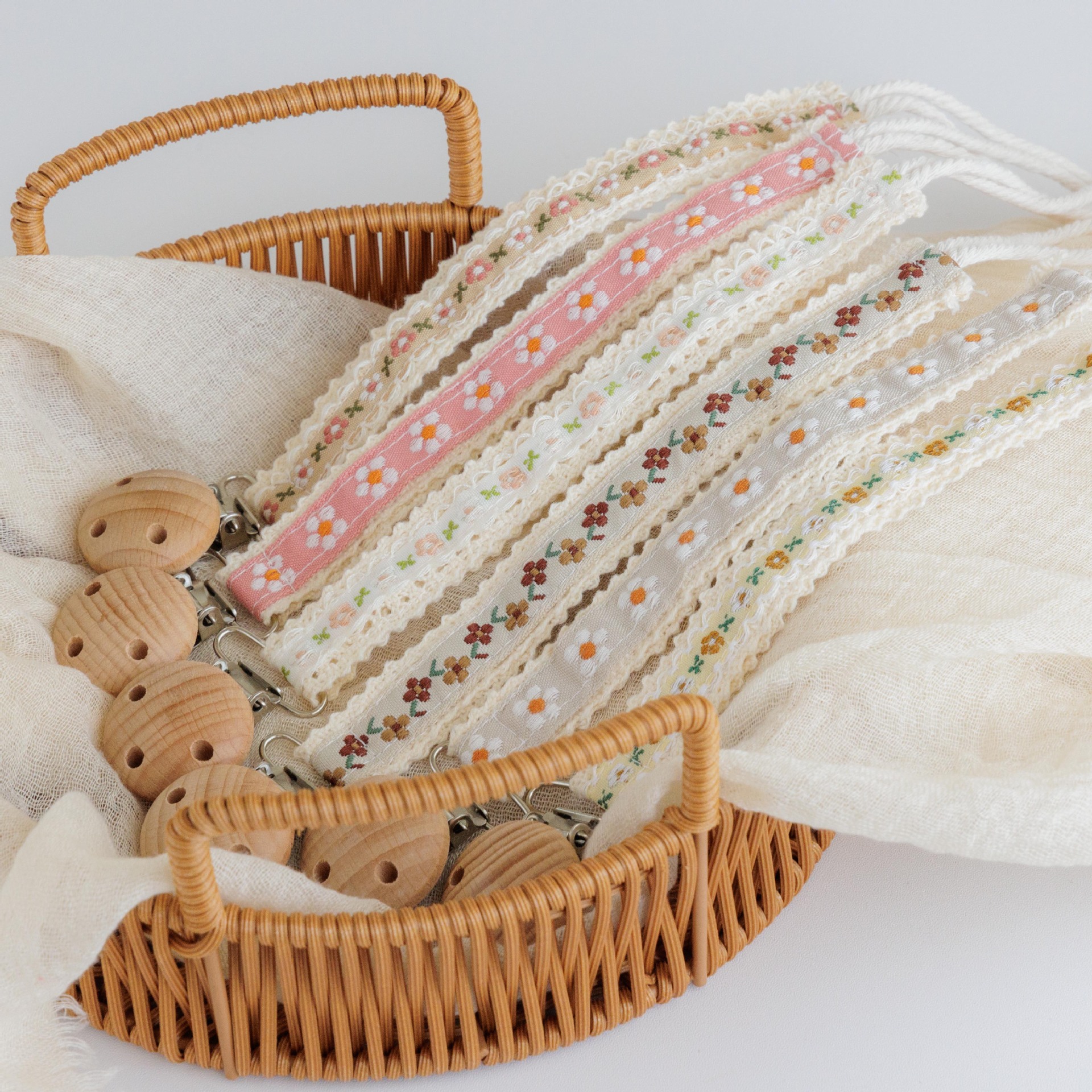 Ins Pastoral Style Lace Fabric Baby's Gel Anti-dropping Chain Baby's Vintage Flower Pacifier Chain Hanging Decoration