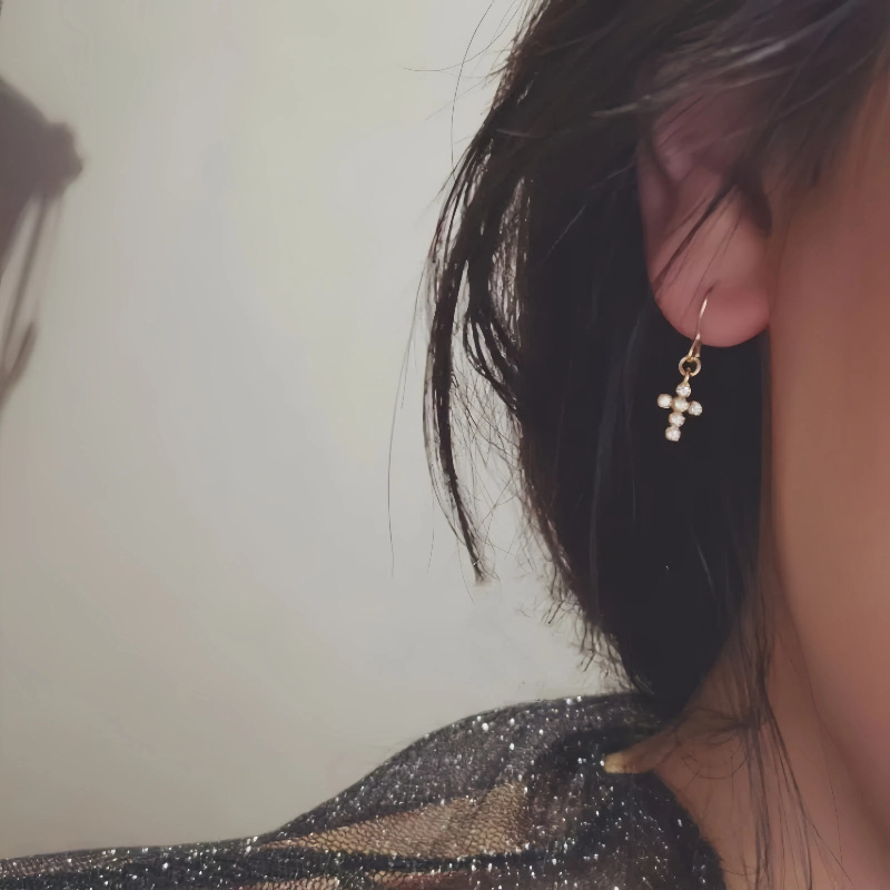 Pendientes de cruz de diamantes de plata de ley S925 chapado en oro de 16 quilates Diseño clásico femenino Pendientes de gancho de oreja de todo fósforo simple y de moda