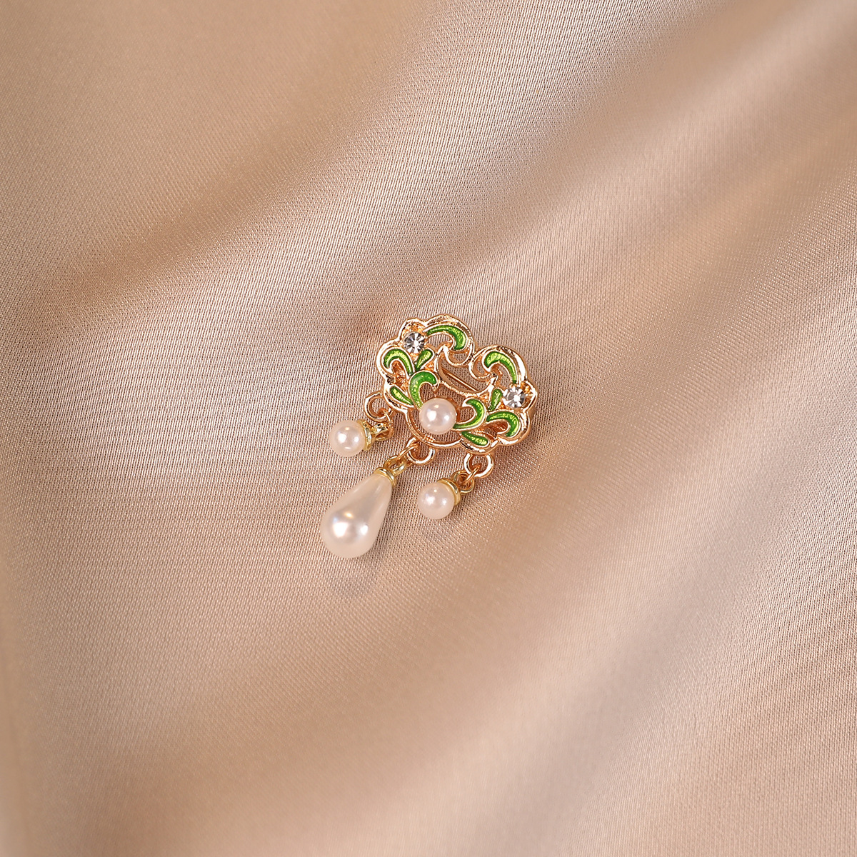 Elegáns pillangó bross nyakrögzítővel ruhaigazításhoz_voghion.com