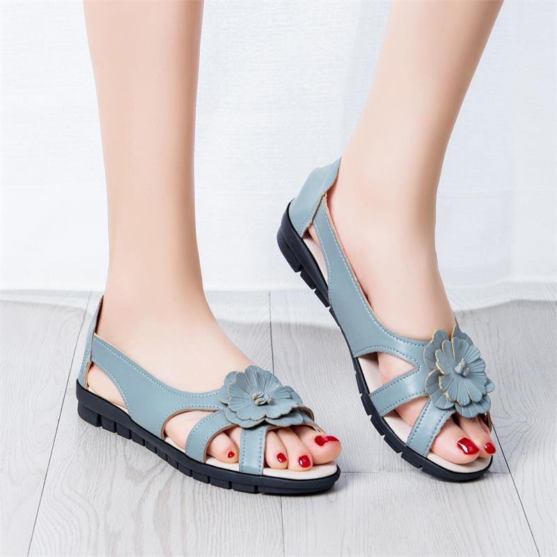 Sandalias de fondo plano para mujeres, zapatos de verano para madres, estilo coreano, versátil y cómodo, sandalias antideslizantes de estilo nacional para mujeres.