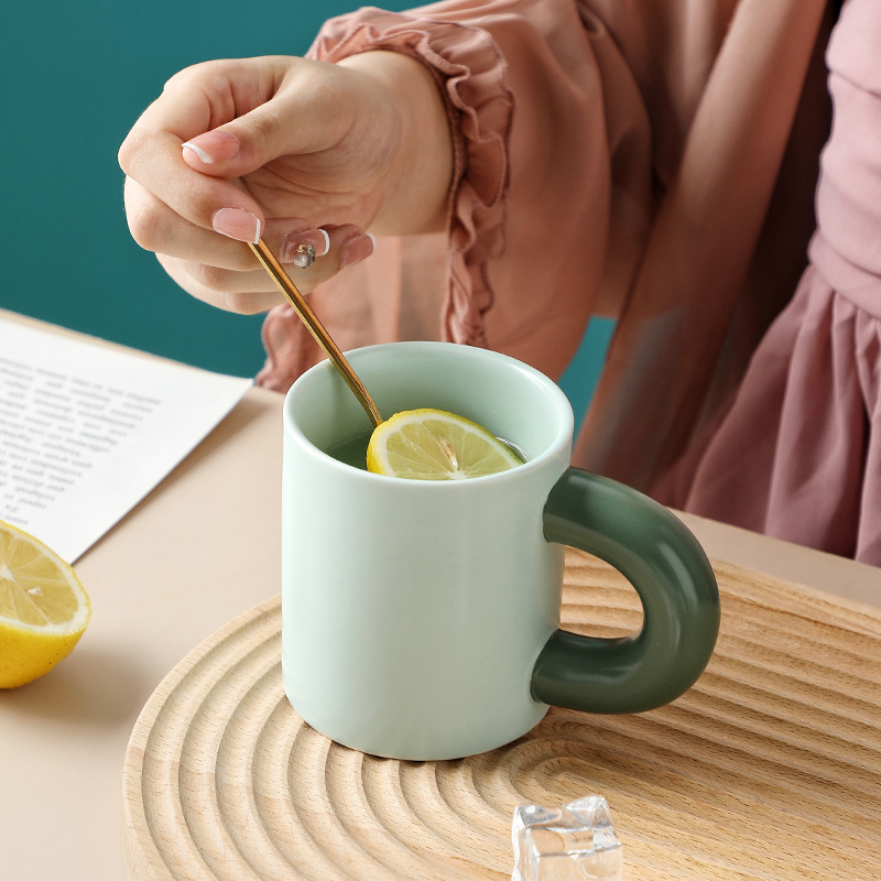Tazas de agua de alto valor facial en tazas de regalo pequeñas tazas de café de cerámica frescas creativas para el hogar tazas simples al por mayor