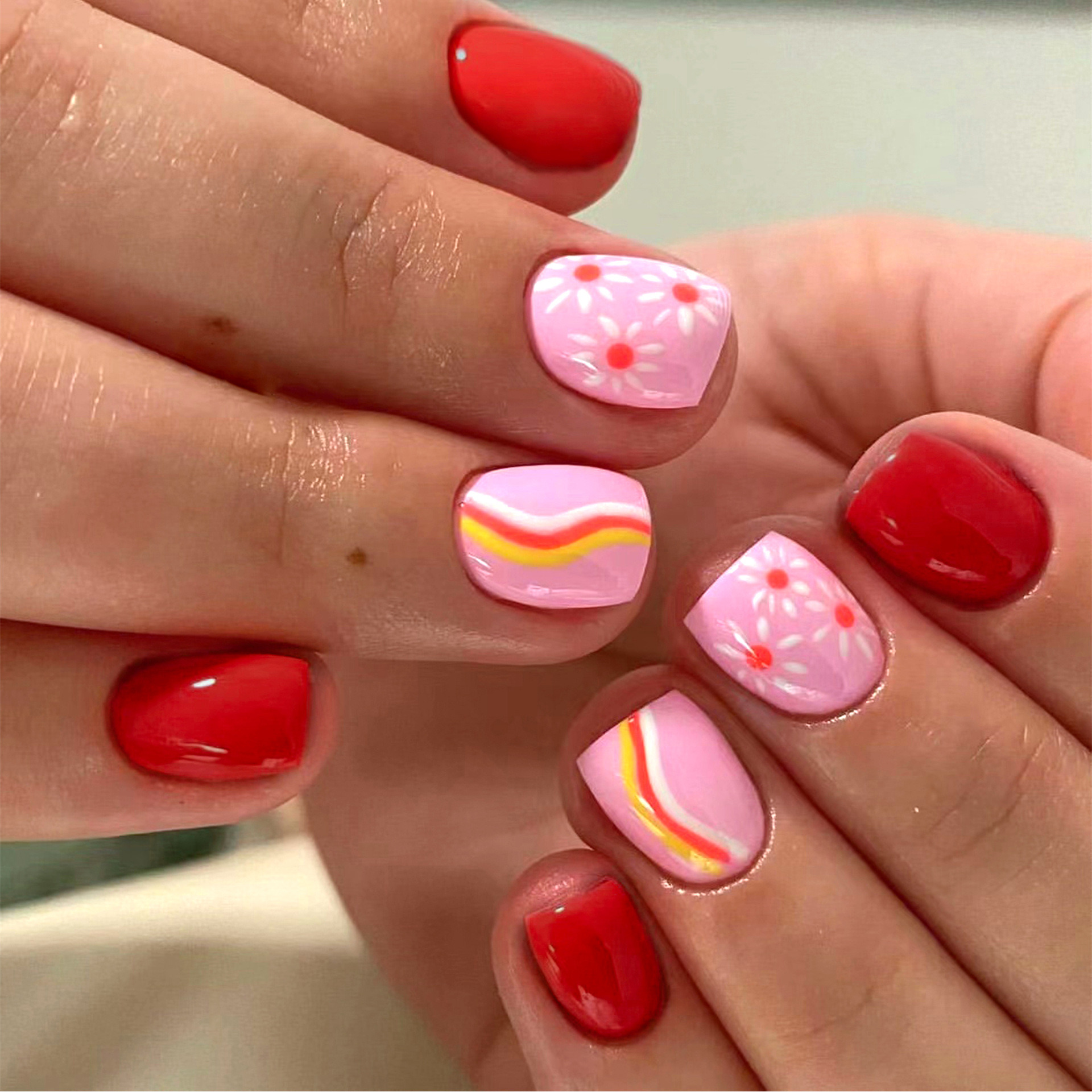 Ongles courts brillants à rayures contrastées de couleur douce et florale, ongles à porter, orange doux et rose, amovibles, 24 pièces_voghion.com