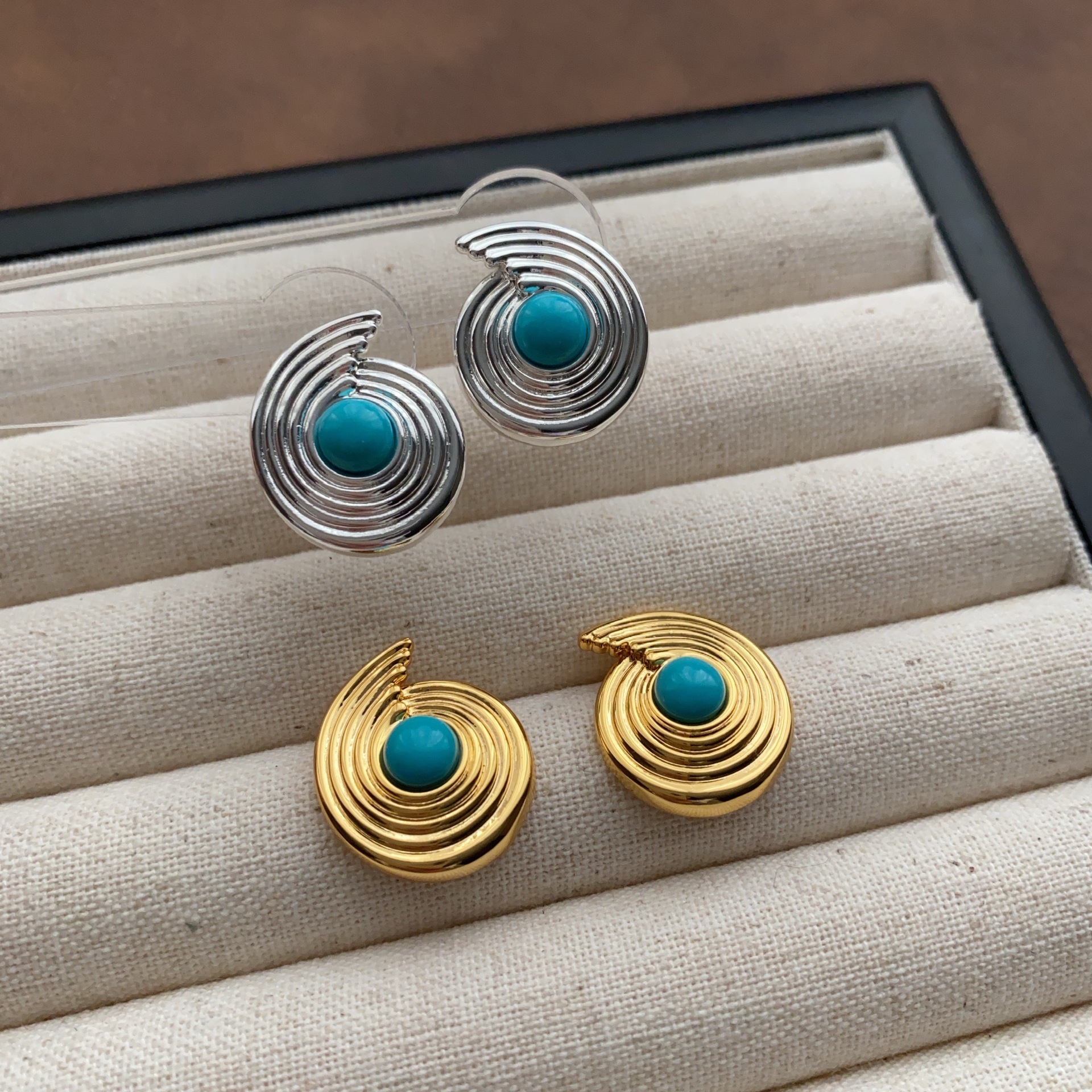 Three dimensional turquoise retro ethnic earrings