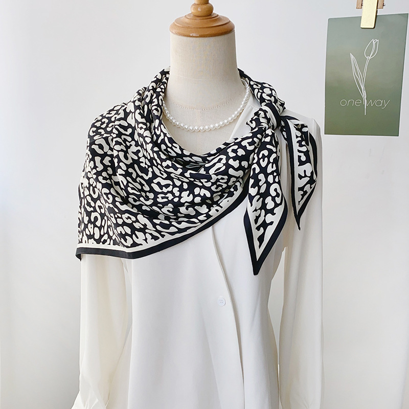 Bufanda de seda estampada en contraste en blanco y negro Bufanda triangular de sarga de sentido avanzado retro coreano Bufanda de seda fina de temperamento de moda