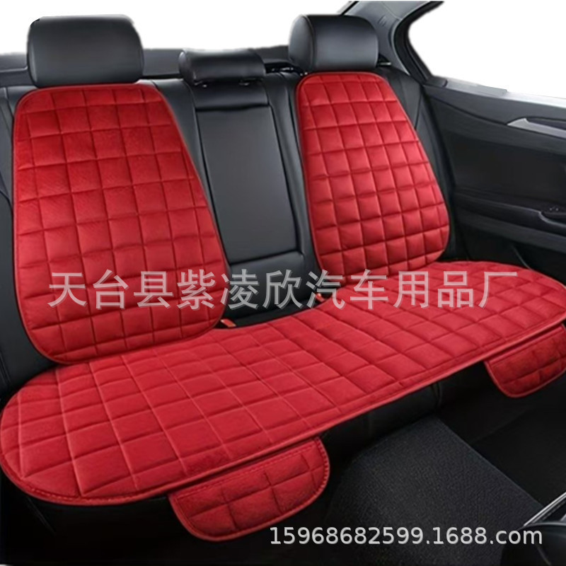 冬の自動車座布団に背もたれのない方眼刺繍のぬいぐるみは保温を免除して、前後に一枚のシートクッションを並べます。|undefined