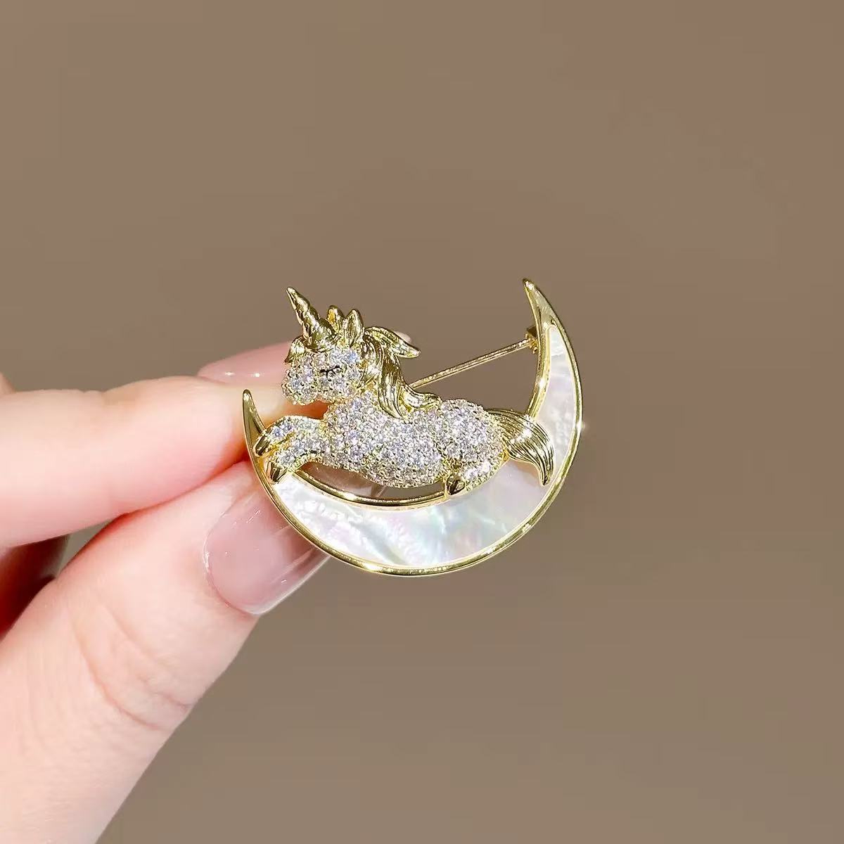 Broche perle pégase style chinois luxe accessoire de mode_voghion.com