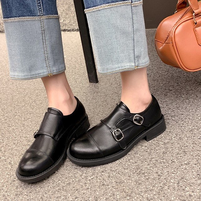 Nuevo estilo de otoño e invierno Hatton College~zapatos de cuero de charol arrugado con doble hebilla, punta redonda, tacón grueso, estilo británico versátil para mujer