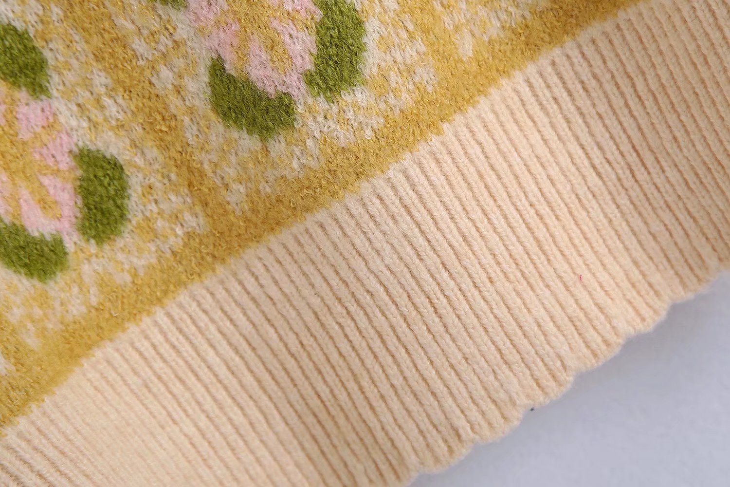 Cárdigan corto de punto jacquard con estampado de flores NSXFL116060