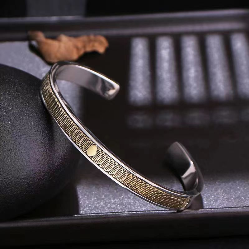 2023 Cruz-frontera de los hombres tejidos giro pulsera personalizada colección nueva europea y americana retro pulsera abierta al por mayor