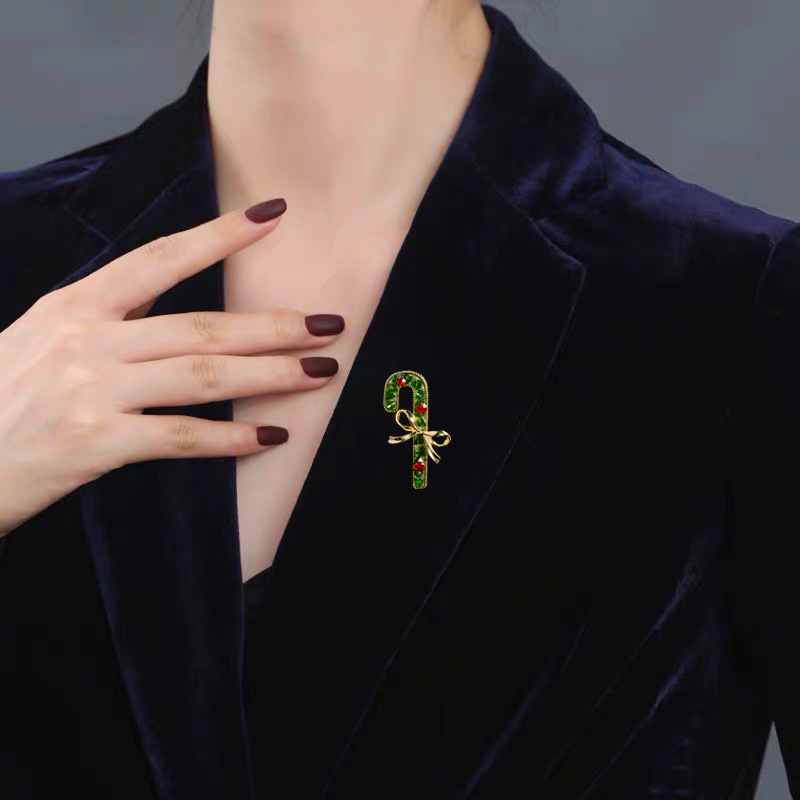 クリスマスのブローチのピンのエナメルの杖の雪の日の小さいプレゼントはセーターのカーディガンのマフラーを飾っています。